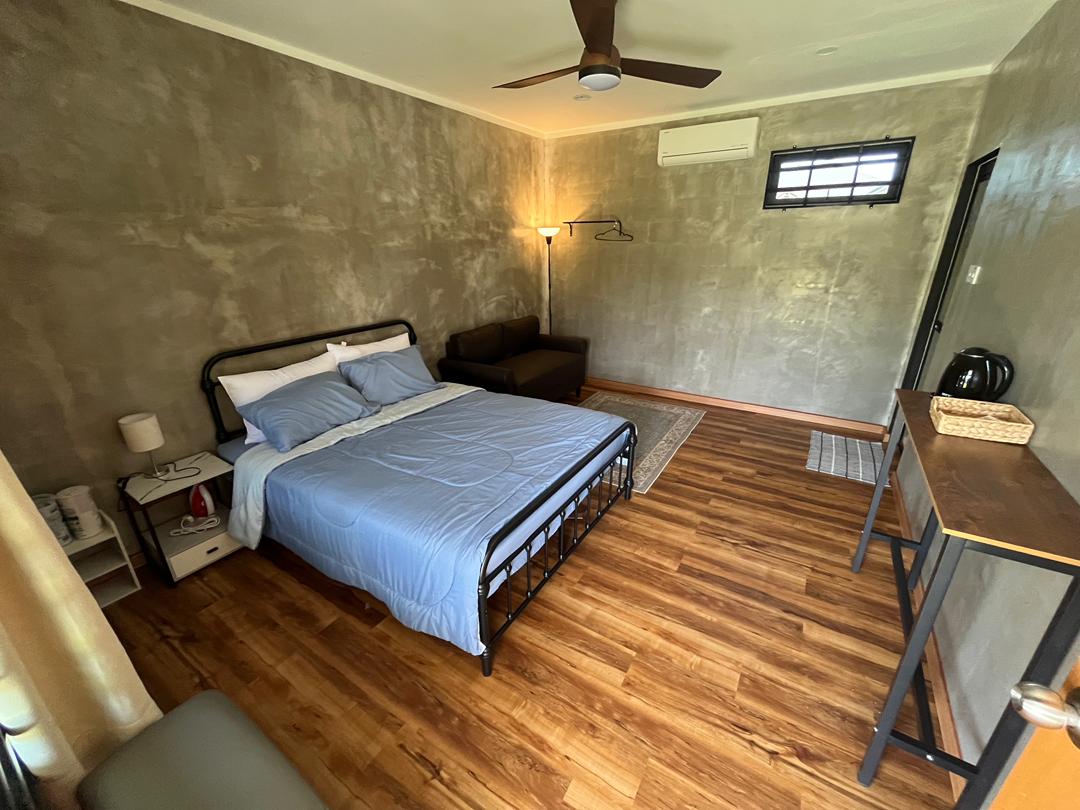 Bilik tidur 2 dengan sofa dan katil queen